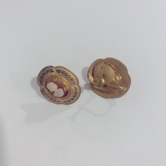 Vintage Cameo Screw Back Earrings - Picture 2 of 3